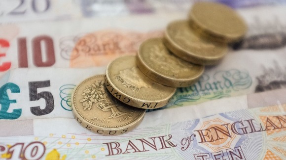 Bank votes to keep rates unchaged to help boost the UK's economy