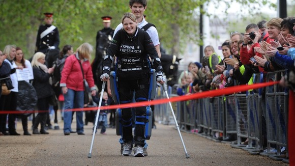 Claire Lomas completes London Marathon