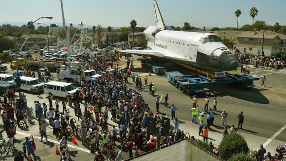 US space shuttle Endeavour turns on Crenshaw Drive in Los Angeles