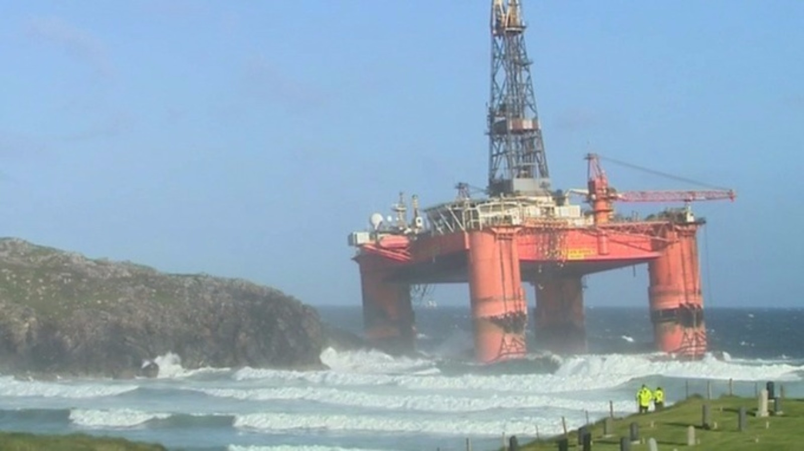 'At least two fuel tanks damaged' on grounded oil rig ITV News