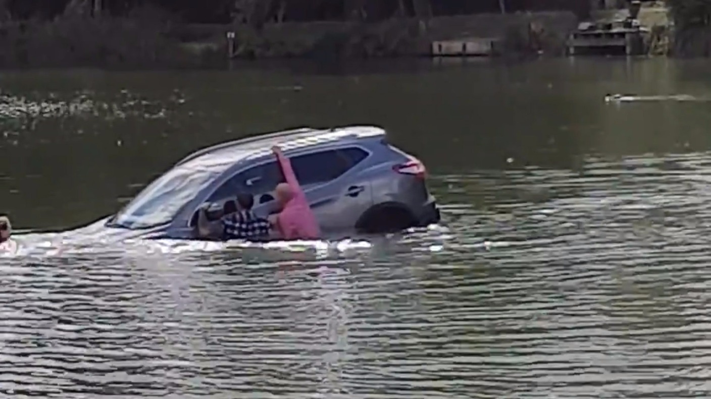 Brave passers-by jump into lake to rescue pensioner from sinking car ...