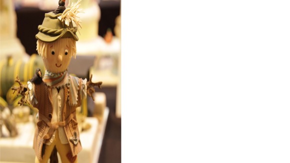 A cake decoration scarecrow