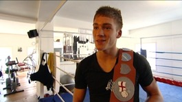 Nick Blackwell holds English title belt