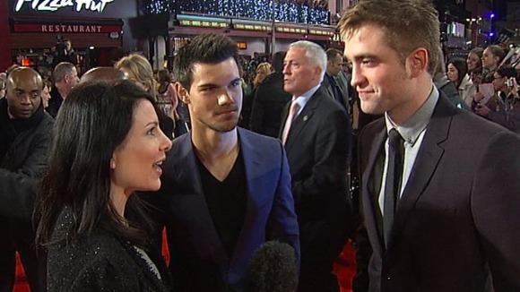 Twilight premiere: Robert Pattinson and Taylor Lautner talking to ITV London's Lucrezia Millarini.