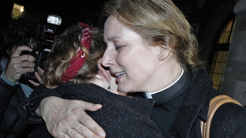 Female clergy members commiserate after vote ITV News