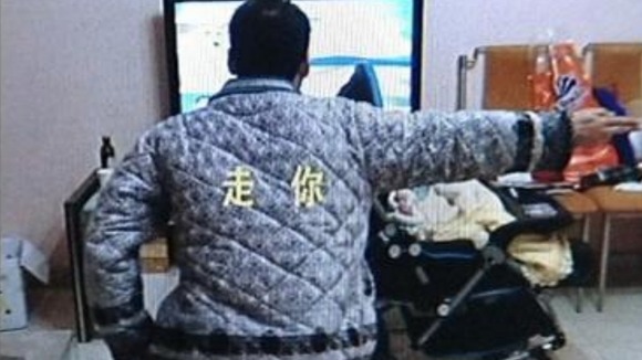 The 'carrier-style' pose sweeping China's social networking site Weibo