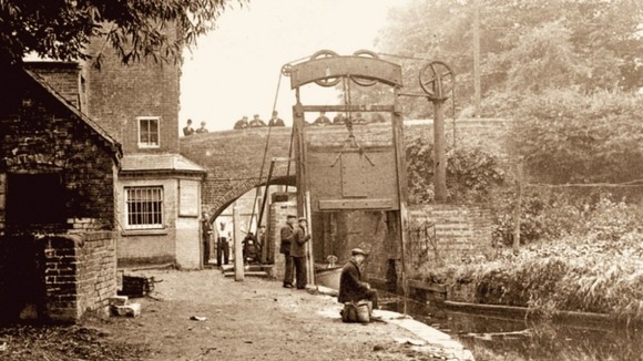 Guillotine lock