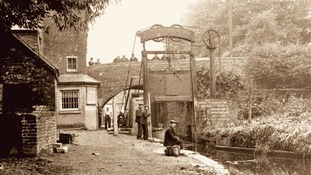 Guillotine lock