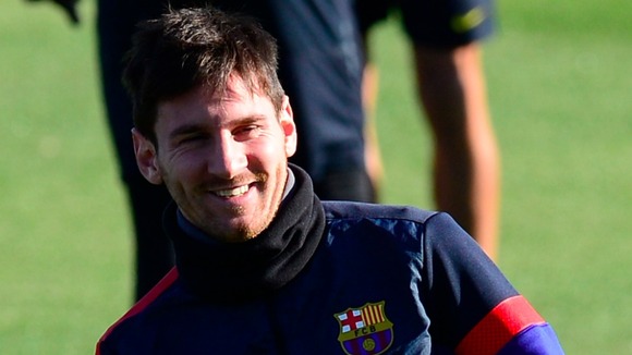 Lionel Messi trains with the Barcelona squad ahead of the Benfica game