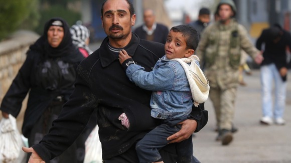 Syrians cross the border to Turkey to escape the threat of violence