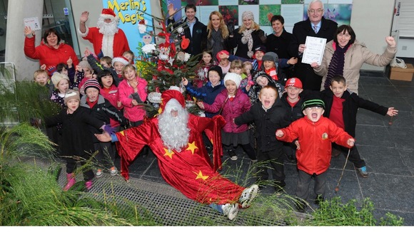 Christmas tree decorating competition judges and entrants