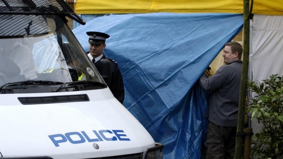 Police officers outside the home of former Russian spy Alexander Litvinenko in London. Picture Date: Saturday 25 November, 2006.
