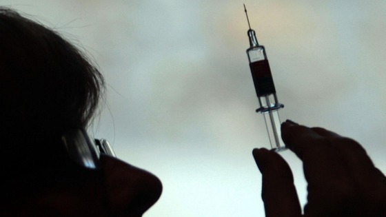 Nurse preparing to give a patient a flu vaccine