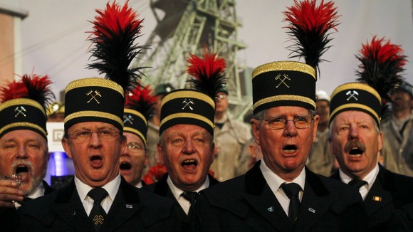 The miners choir sings "Der Steiger ruft" ("the head miner calls")