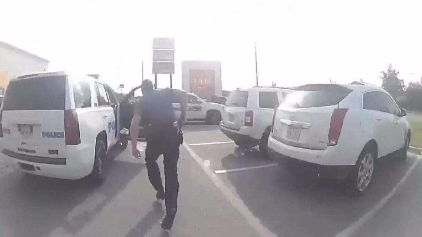 Shoplifter breaks out handcuffs steals police car ITV News