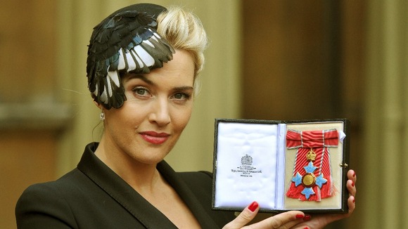 Kate Winslet holding her CBE.