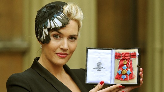 Kate Winslet holding her CBE.