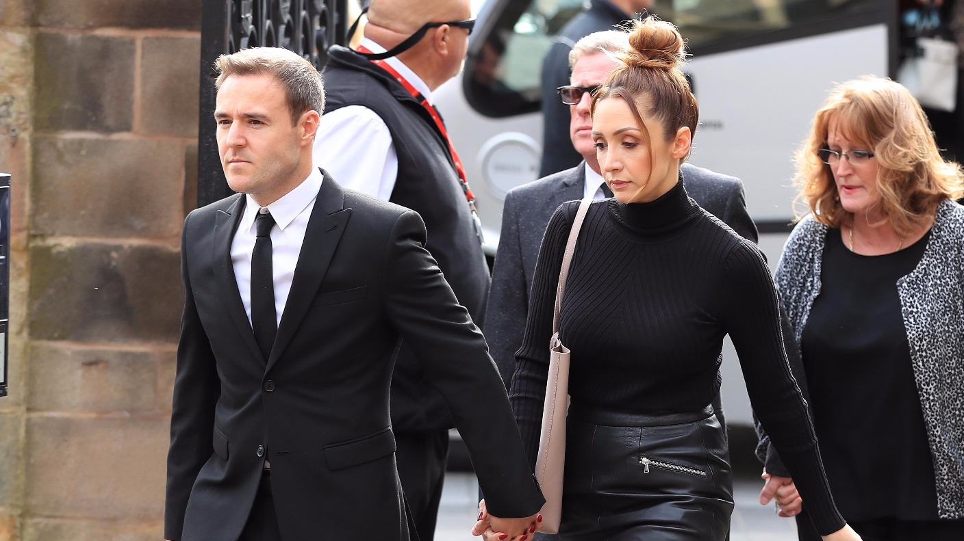 Coronation Street stars and fans pay tribute at Liz Dawn funeral ITV News