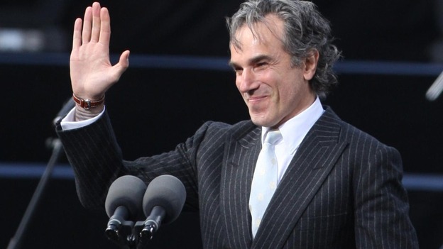 Daniel Day Lewis reads out a poem ahead of a speech by US President Barack Obama in 2011