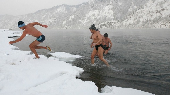 The current air temperature in Divnogorsk is -17 degrees celsius.