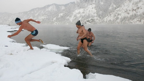 The current air temperature in Divnogorsk is -17 degrees celsius.