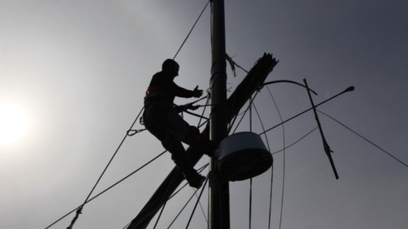Sailor up dismasted yacht