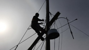 Sailor up dismasted yacht