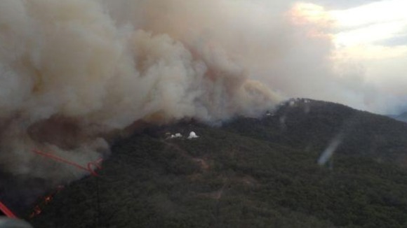 An aerial photograph showing the bush fire in threatening the Siding Spring Observatory.