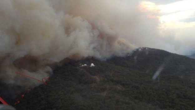 An aerial photograph showing the bush fire in threatening the Siding Spring Observatory.