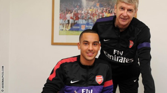 Theo Walcott signs new deal