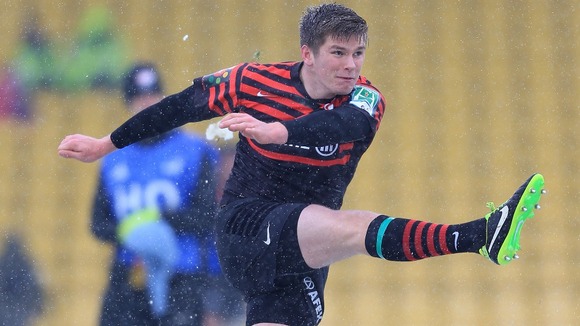Fly Half Owen Farrell slotting a penalty against Edinburgh