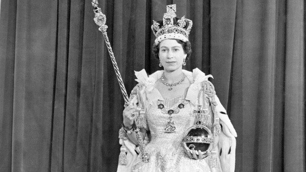 Queen\u0027s coronation outfit on show for 60th anniversary