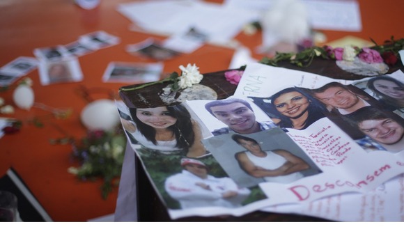 Banners and flowers in honor of the victims of the fire in the Boate Kiss nightclub