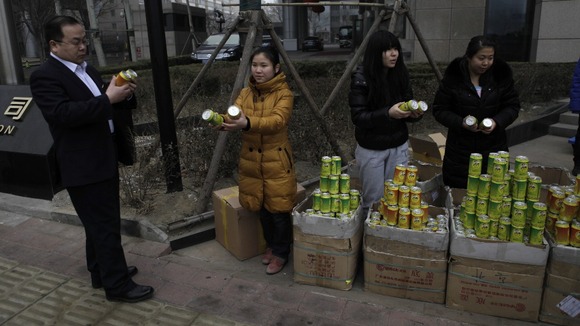Mr Guangbiao's employees give away cans of fresh air
