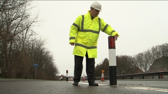 Flexible bollard