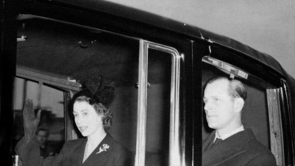 Queen returns to London in 1952 after the death of her father