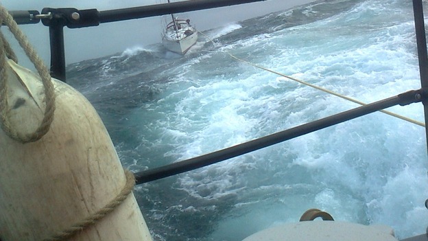 Rescue boat pulls yacht