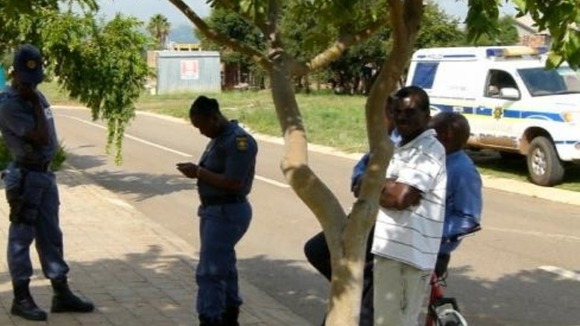 Police outside Oscar Pistorius' home