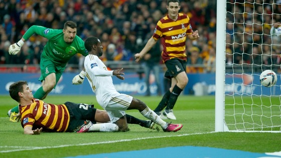 Swansea City's Nathan Dyer (C) shoots to score during their English League Cup final soccer match against Bradford City at Wembley Stadium