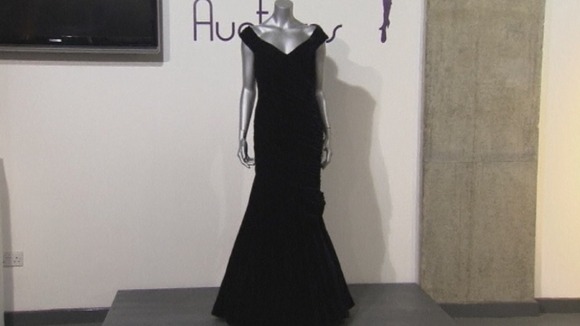 The midnight-blue velvet evening gown worn by Diana during the 1985 White House dinner.