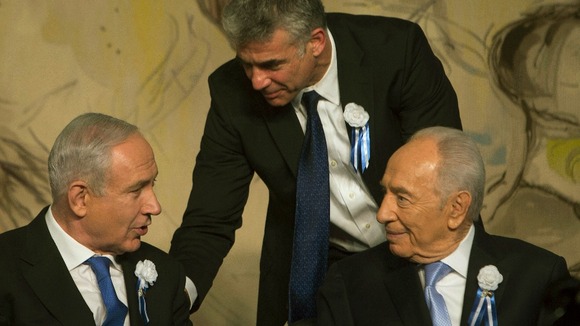 Yair Lapid, head of Yesh Atid stands behind Benjamin Netanyahu and President Shimon Peres last month