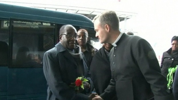Mugabe is greeted at Rome airport