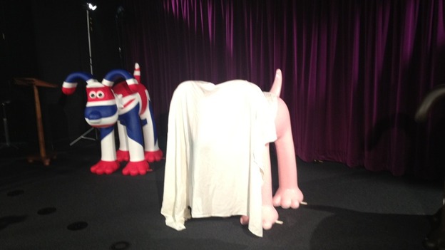 2 Gromit statues