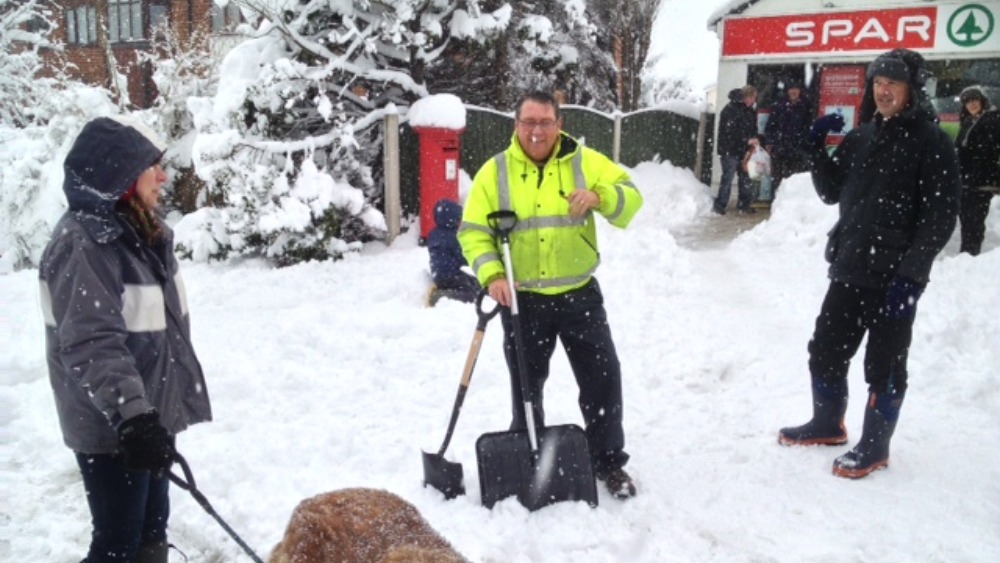 snow-photos-out-and-about-in-mold-wales-itv-news