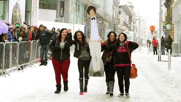 Some One Direction fans make off with Harry Styles