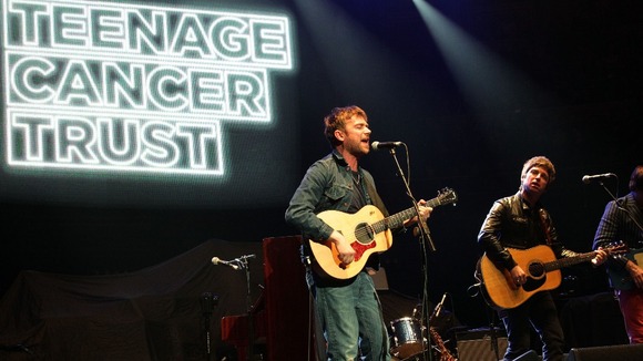 Damon Albarn perform's Blur's 1999 hit Tender with the help of one-time rival Noel Gallagher.