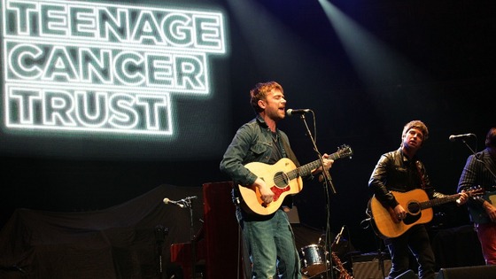 Damon Albarn perform's Blur's 1999 hit Tender with the help of one-time rival Noel Gallagher.