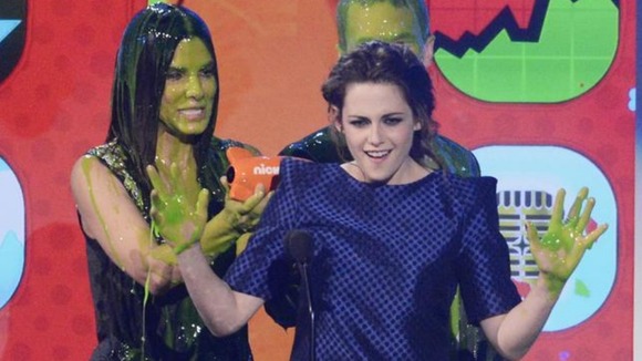 Twilight star Kristen Stewart gets her hands dirty as she accepts her award.