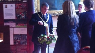 Mayor lights candle