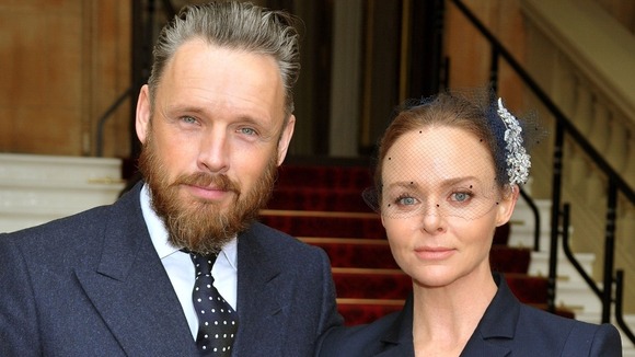 Fashion designer Stella McCartney arrives at Buckingham Palace with husband Alasdhair Willis.